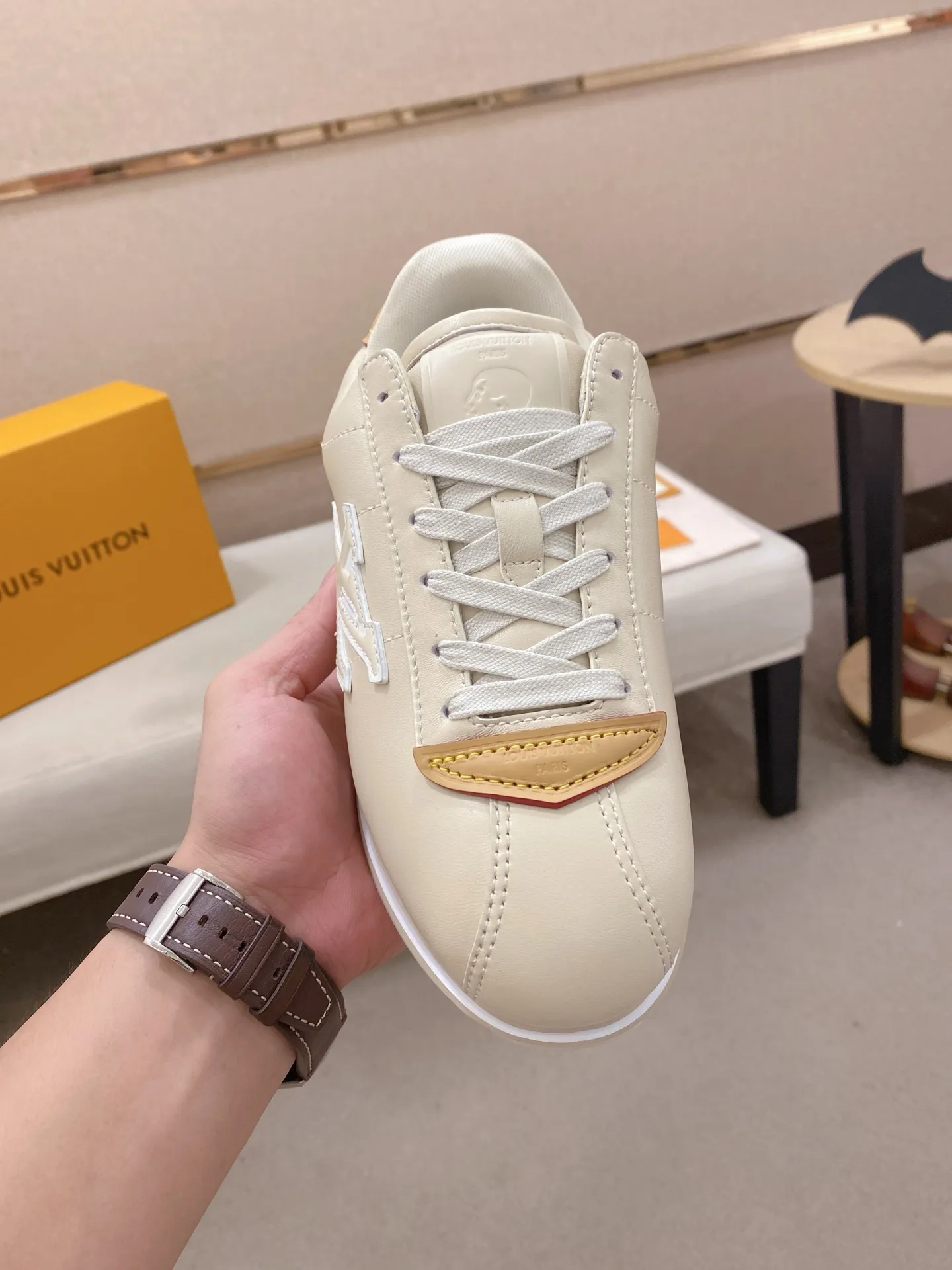 Men's shoes💰: Couple style 700💰LOUIS VUITTON Footint Soccer sneakers‼ ️ The top version, the same sneakers for LV couples. You will look fashionable when you wear them. This Footint Soccer sneaker was unveiled in the 2025 spring and summer series fashion show. The tongue is embellished with the Lvers United badge inspired by the football team. The rubber sole of the foot is decorated with multiple Louis Vuitton logos. The original latest packaging. Fabric: original imported cowhide. Lining: original imported breathable mesh. Foot pad: original injection molding pad. Outsole: original molded T combination outsole. Size: 35-45.